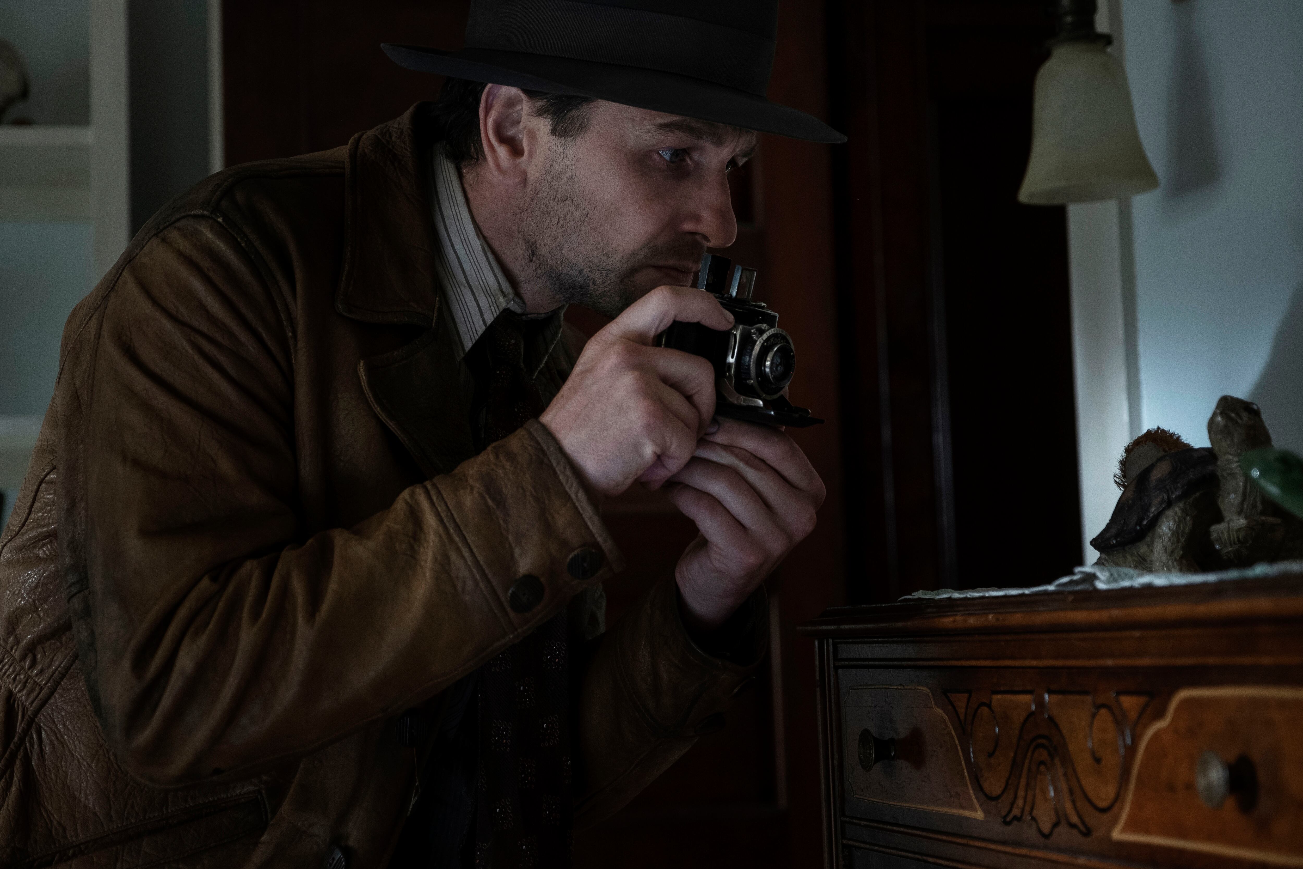 En Los Angeles de 1932, Mason (Matthew Rhys) aún no es abogado, sino detective privado.