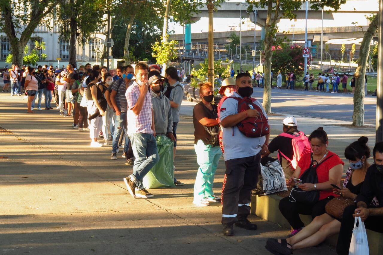 Gran cantidad de pasajeros esperan colectivos en la estación Constitución ante la interrupción del servicio que afectó a la línea Roca de trenes.