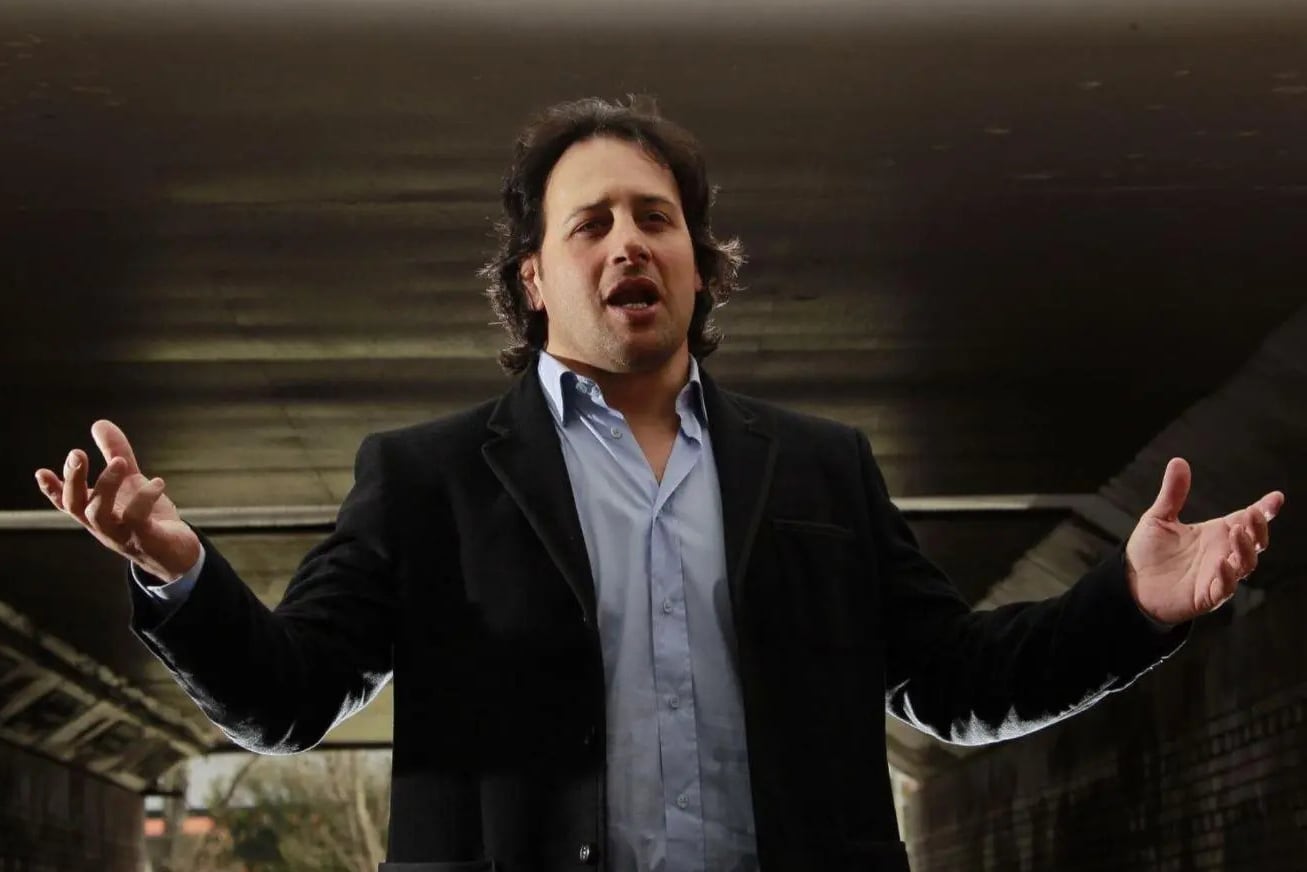 Omar Hasan, de rugbier duro a cantante sensible.