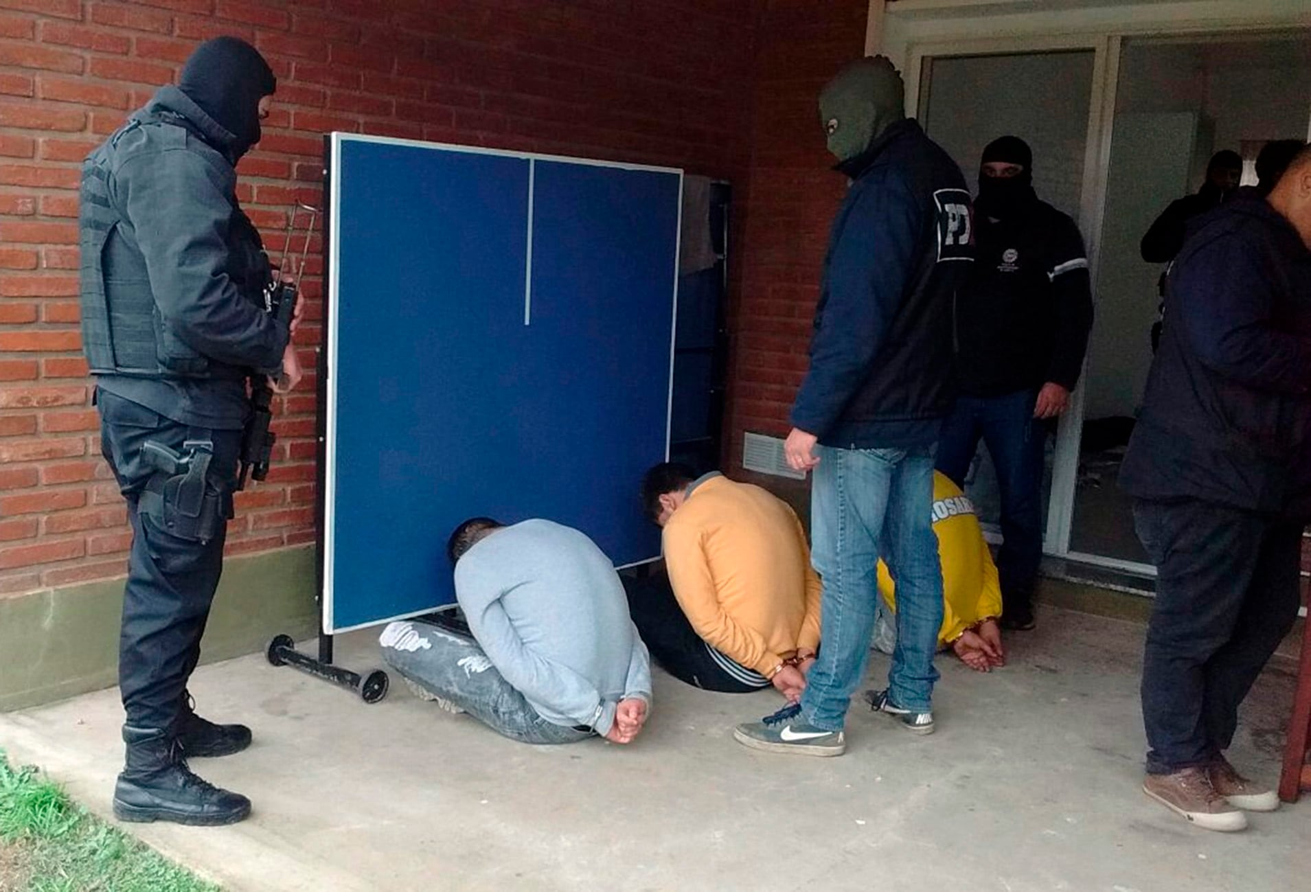 La banda entraba a los domicilios en los horarios de reunión de la familia, cena o almuerzo.