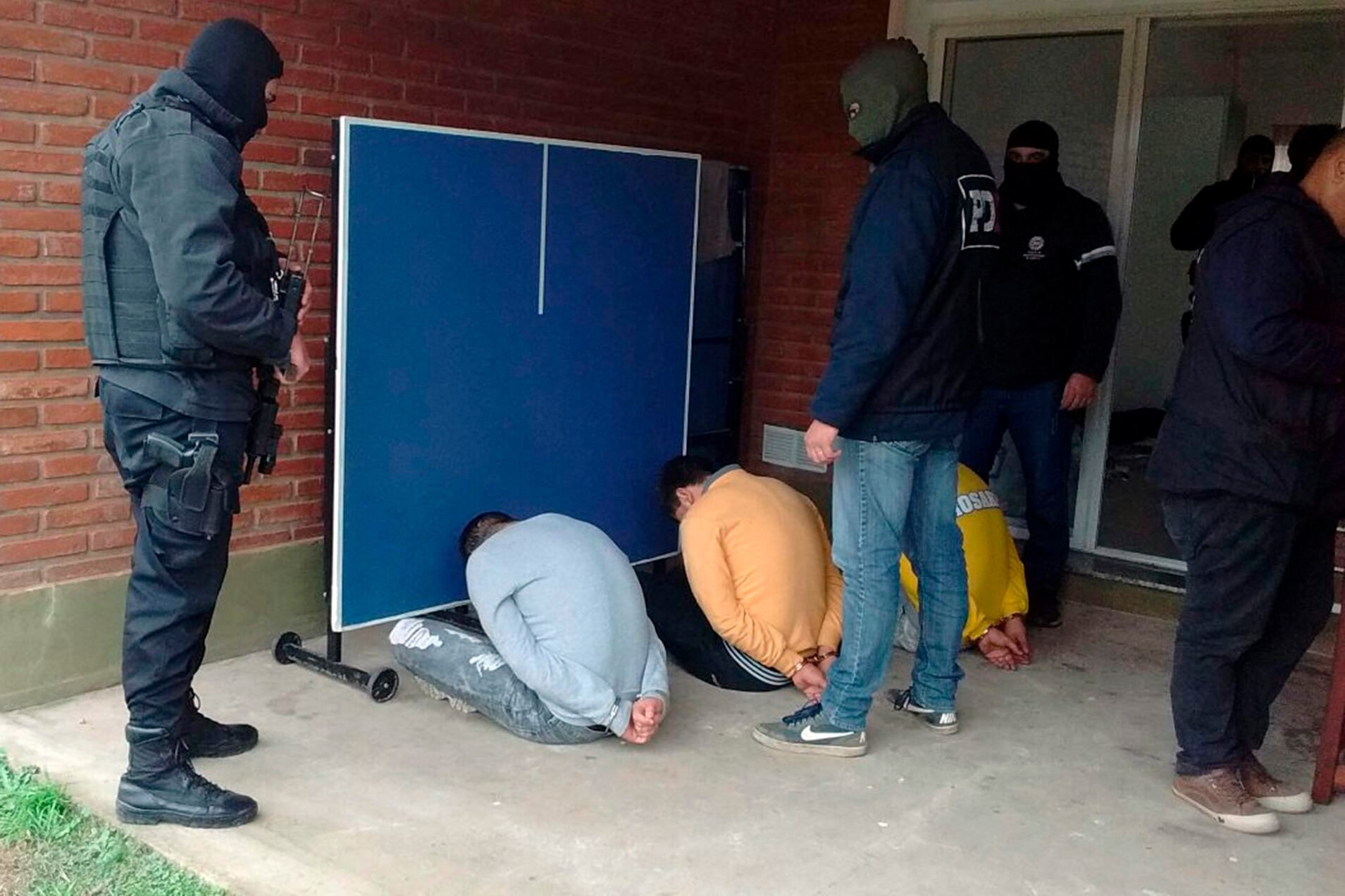 La banda entraba a los domicilios en los horarios de reunión de la familia, cena o almuerzo.