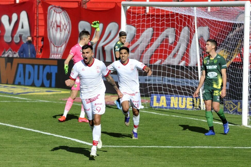 Triverio festeja el gol del empate parcial de Huracán