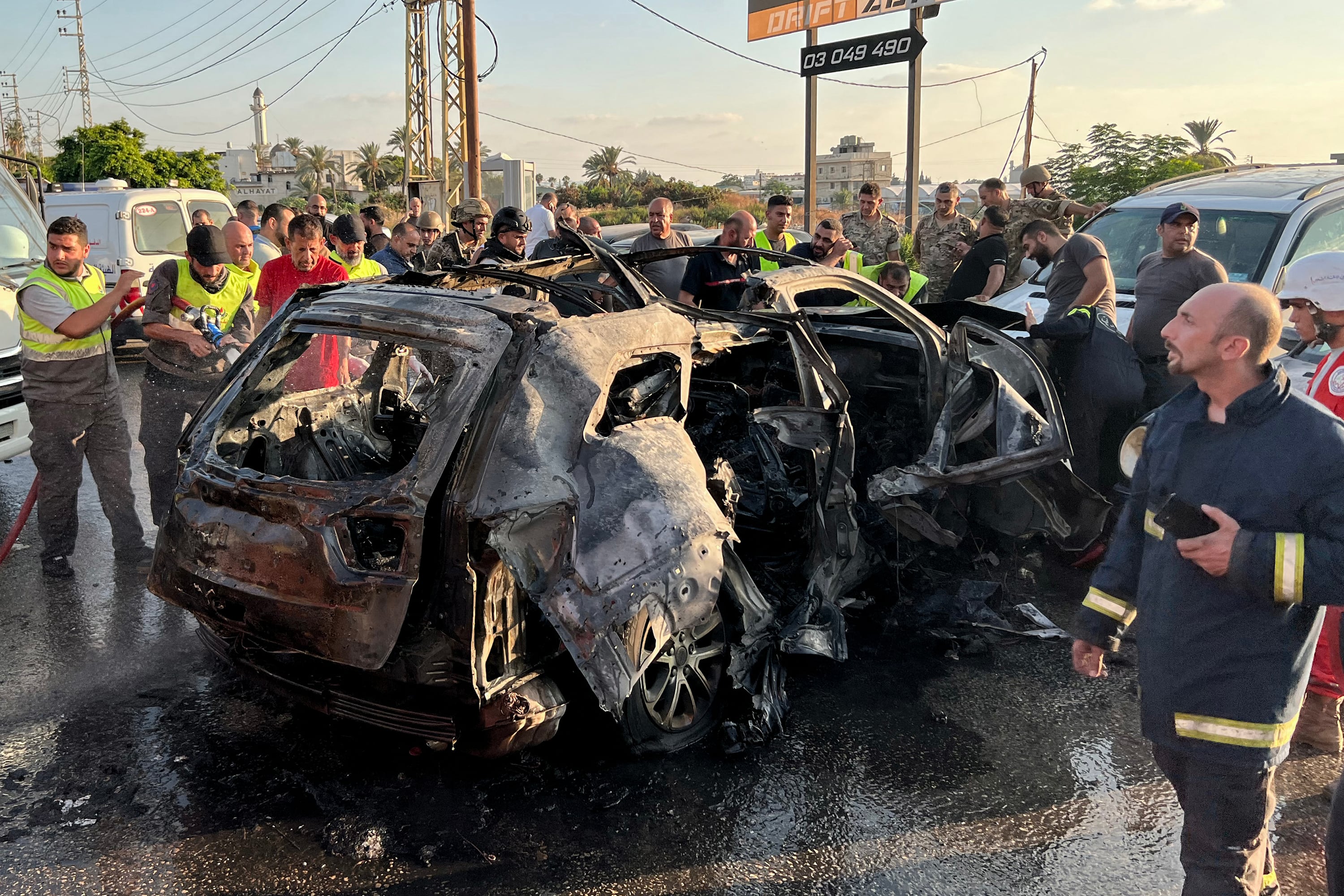 Elautode al Jajj quedódestruido por el impacto de un proyectil en Sidon.