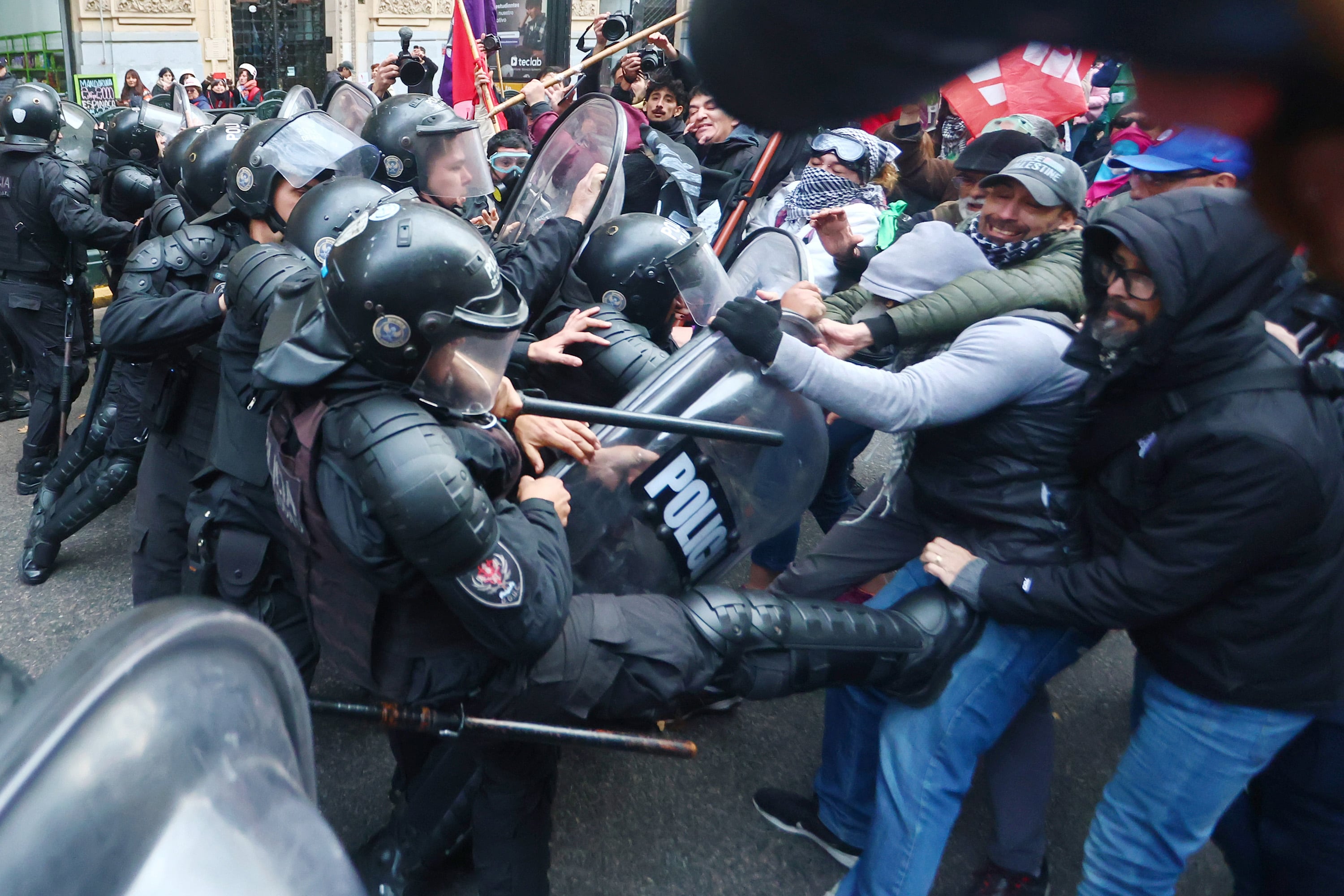 El malestar de los efectivos es por los sueldos y también por las condiciones de los largos operativos.