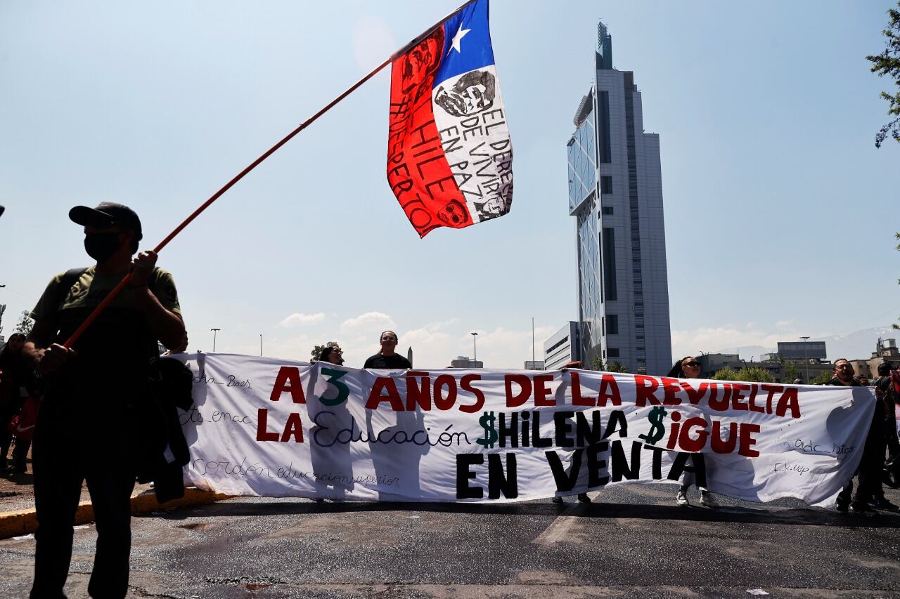 Manifestantes participan de la conmemoración del estallido social en Plaza Italia, Santiago de Chile.