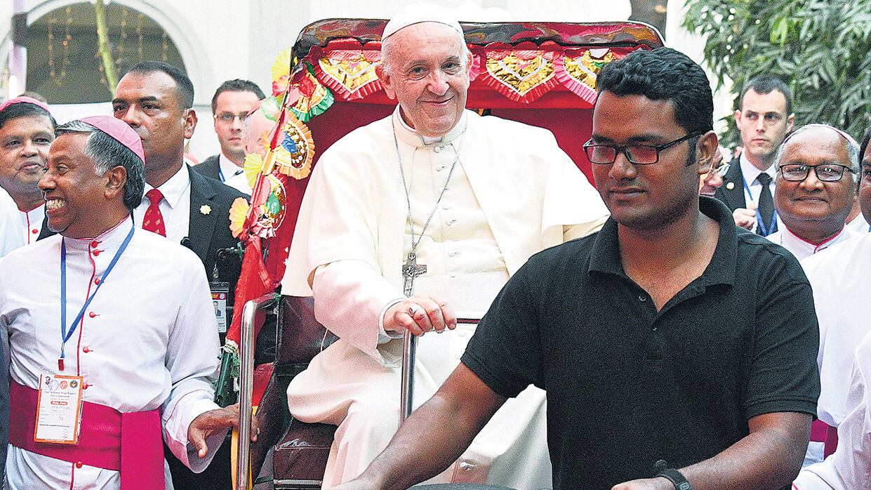 El Papa pasea en un “rickshaw” en su segundo día en Bangladesh.