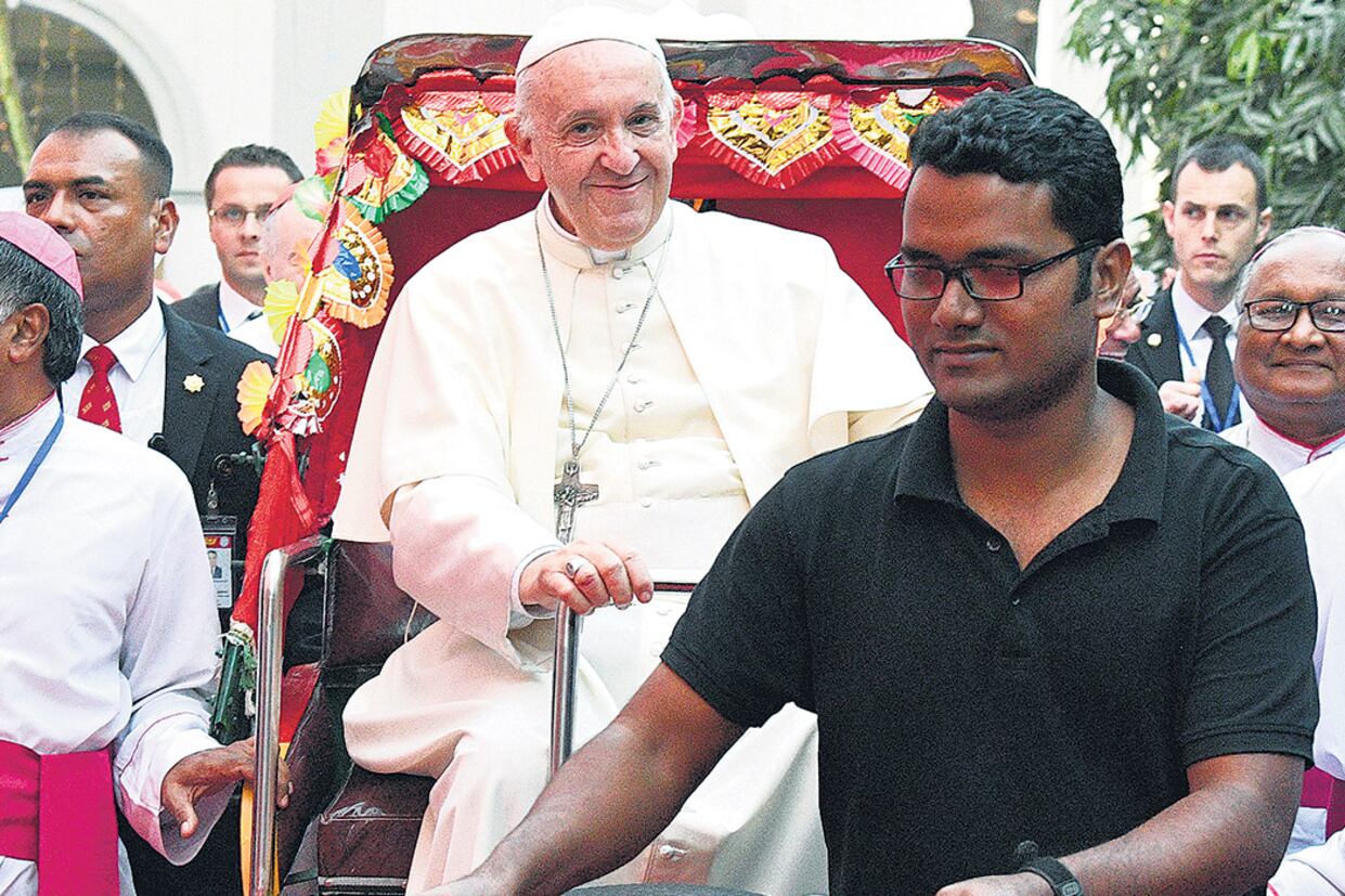 El Papa pasea en un “rickshaw” en su segundo día en Bangladesh.
