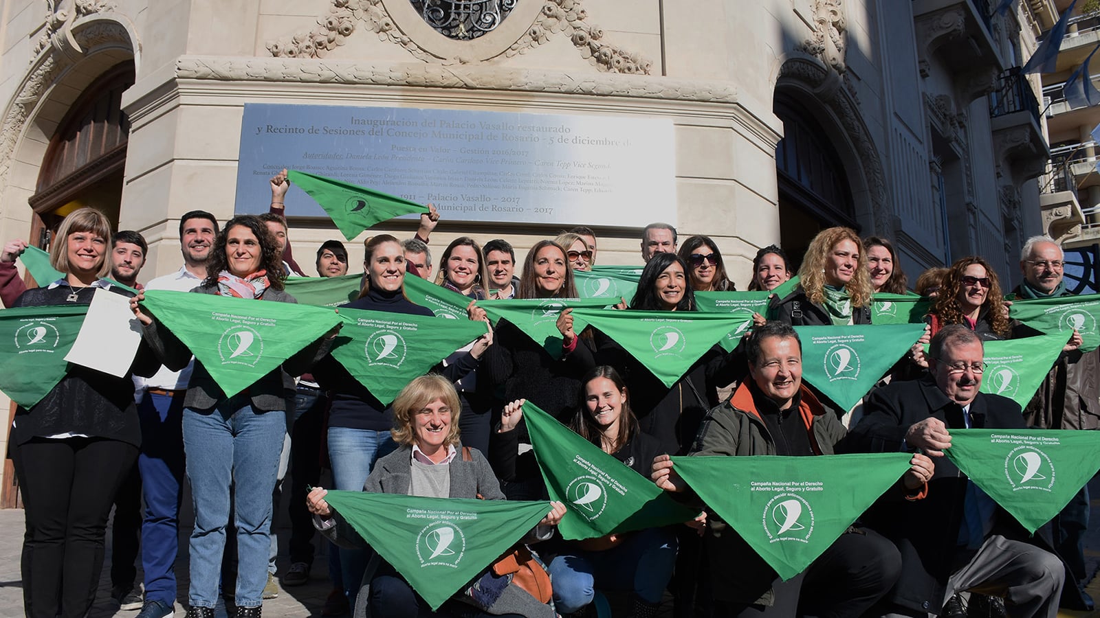 Juntos y mezclados en el Concejo, sólo identificados por el pañuelo verde.
