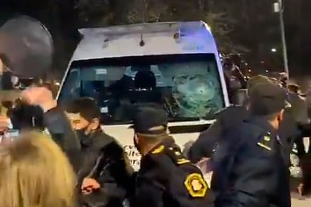 Los vecinos del country de Pilar destruyeron el móvil donde trasladaban a Lázaro Baéz.