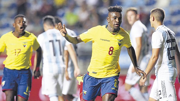 Festejo de Cifuentes para el segundo de Colombia. Los argentinos terminaron el partido con diez.