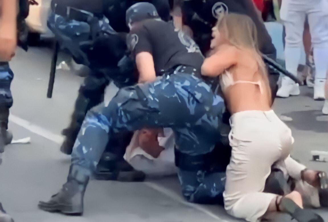 La joven impidiendo la detención de su hermano.