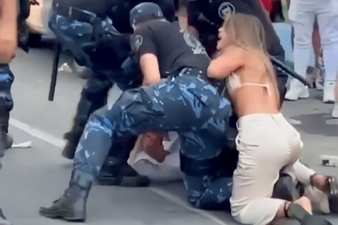 La joven impidiendo la detención de su hermano.