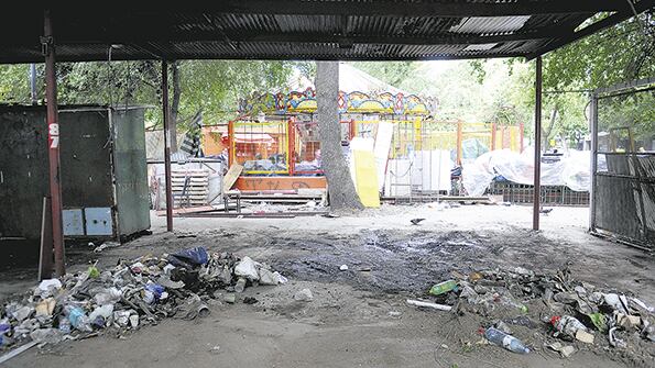 Los puestos de los libreros del Parque Rivadavia fueron removidos para extender Beauchef.