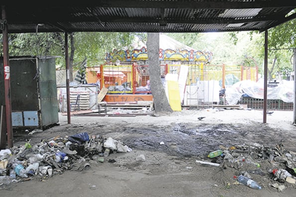 Los puestos de los libreros del Parque Rivadavia fueron removidos para extender Beauchef.