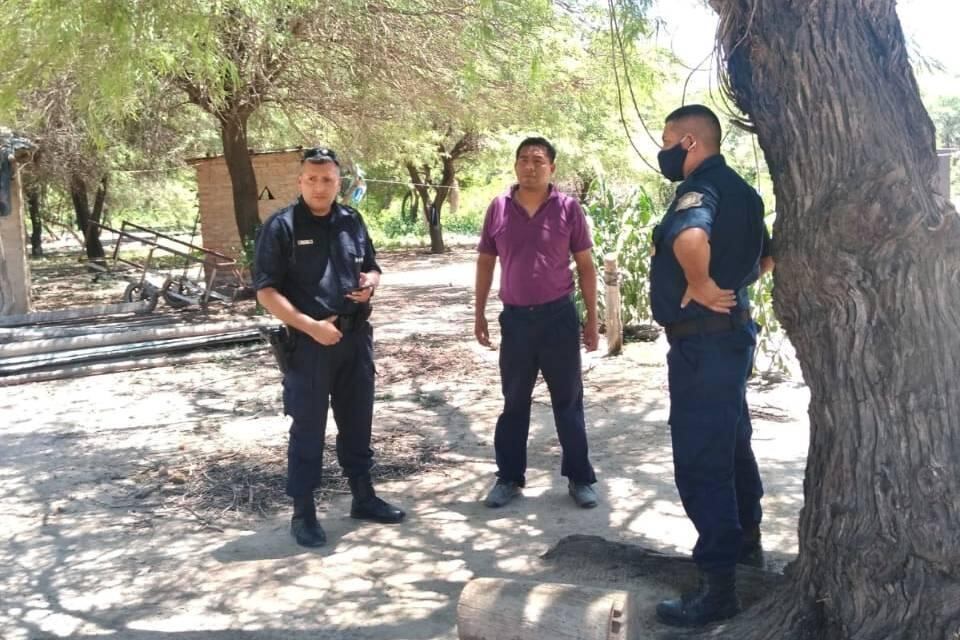 Abel Mendoza (centro)