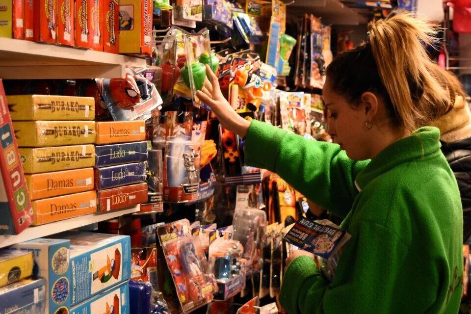 Los empleados de comercio cerraron una paritaria trimestral que otorga un aumento total del 27%.