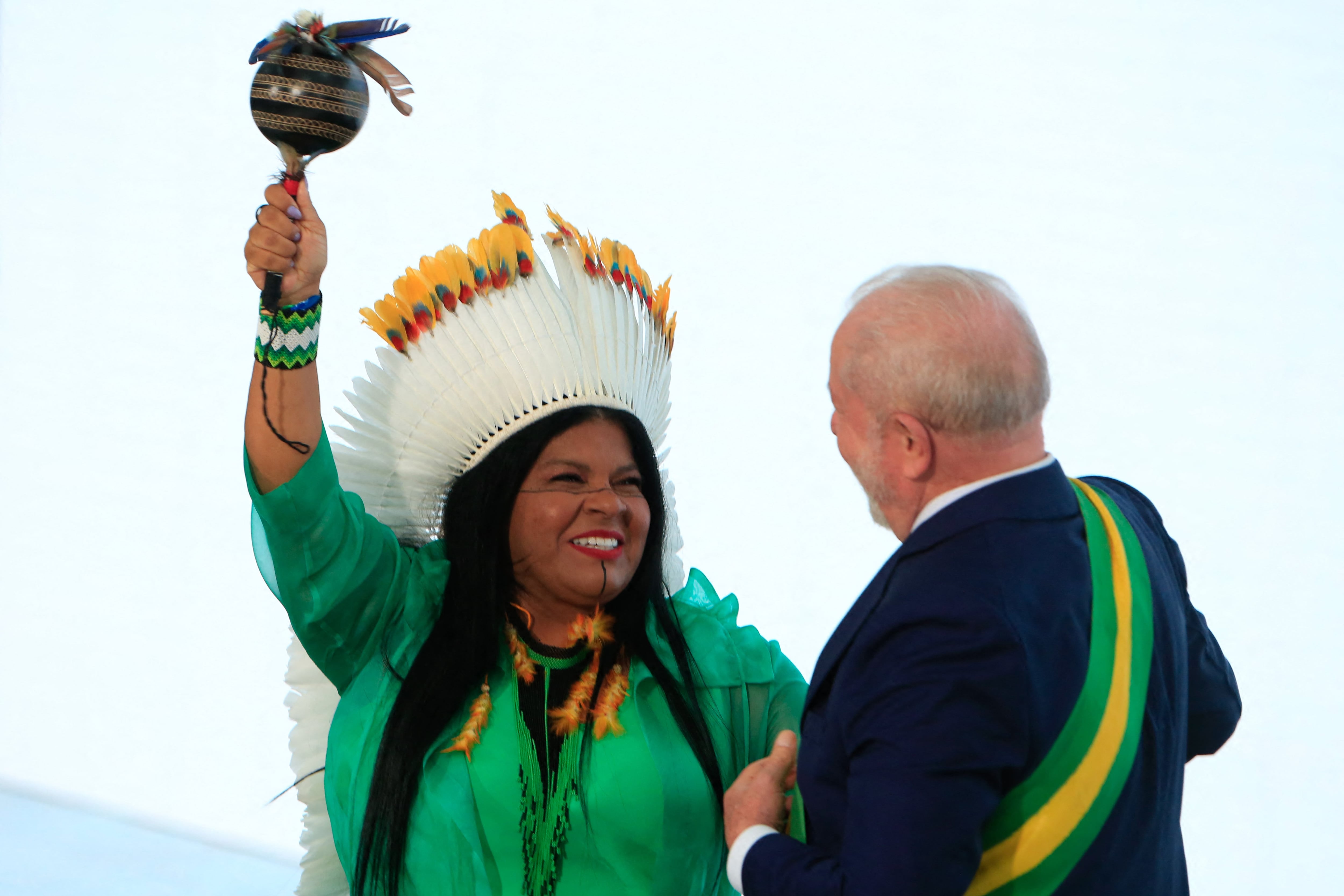 Sônia Guajajara, titular del Ministerio de los Pueblos Indígenas, junto a Lula en la ceremonia de su asunción (Foto: AFP).