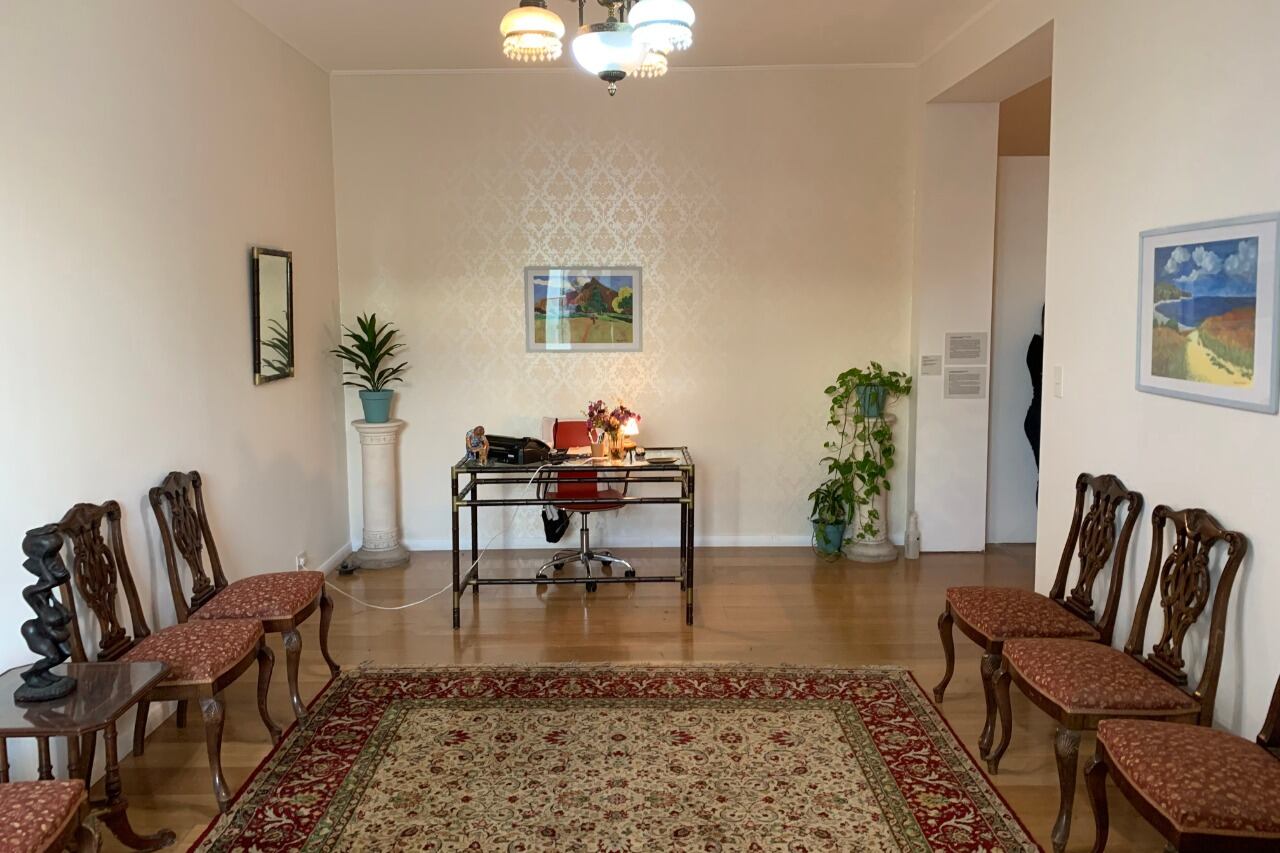 El paródico consultorio psicoanalítico realizado por Marisa Rubio (2019).