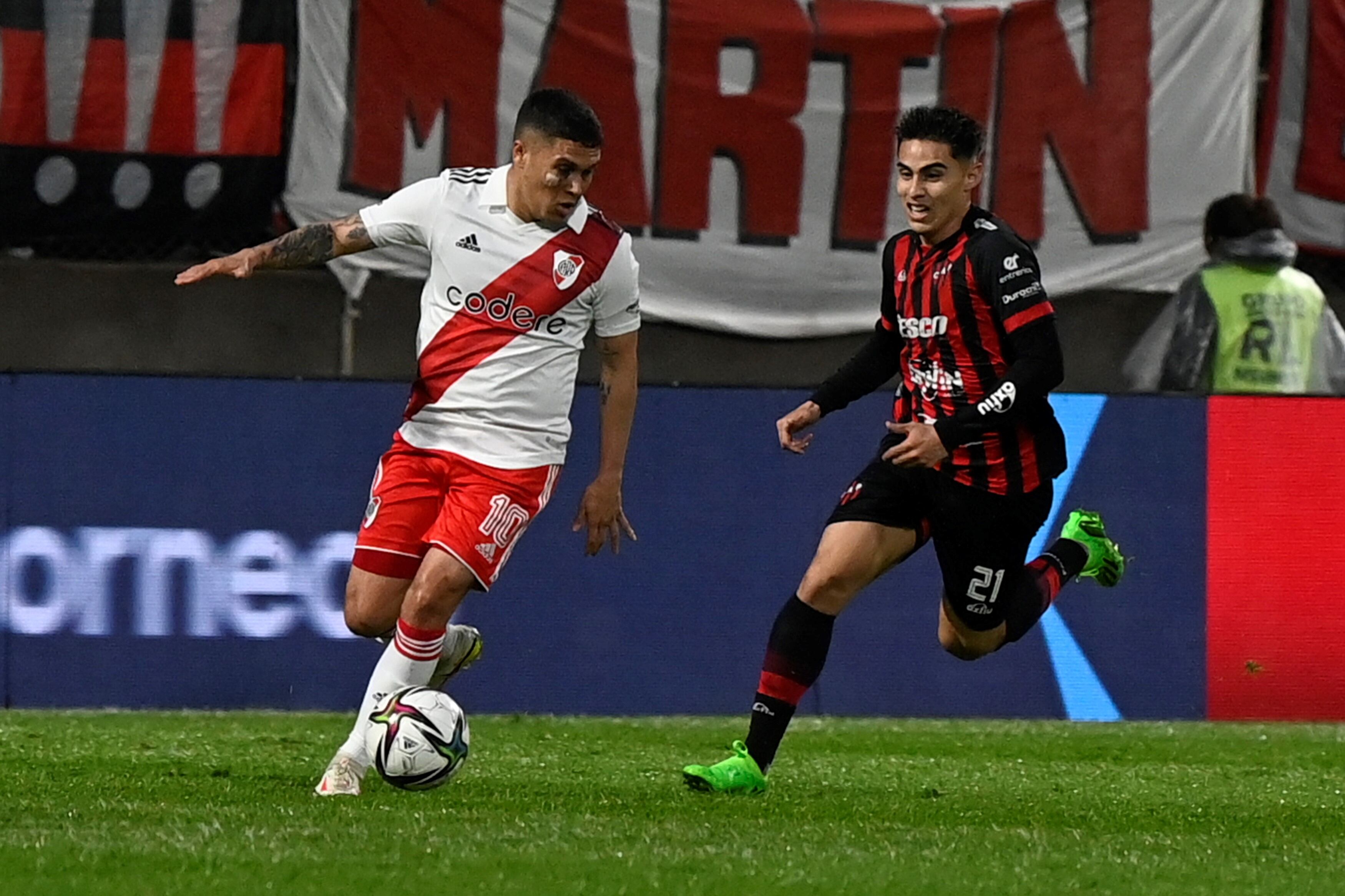 Quintero se lleva la pelota ante la marca de Medina (Twitter: @RiverPlate).