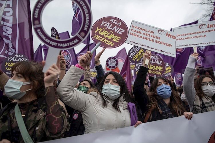 Las mujeres turcas salieron a la calle en repudio al decreto que firmó Erdogan. 