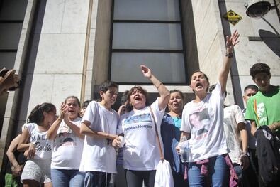 La mamá y una hermana de Jonatan después de la sentencia. Prometieron que "no termina acá". 