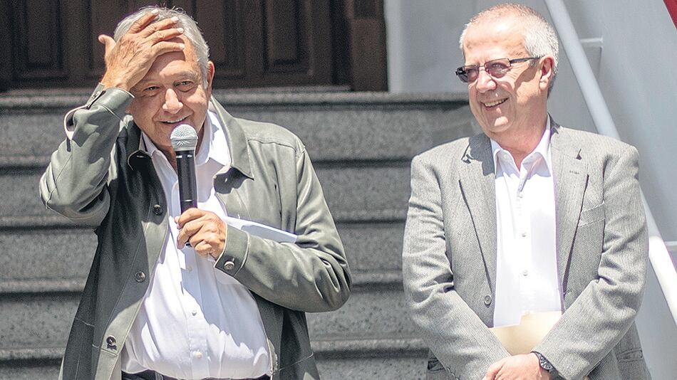 López Obrador asumirá el 1 de diciembre; en la foto junto al futuro ministro de Finanzas, Carlos Urzúa.