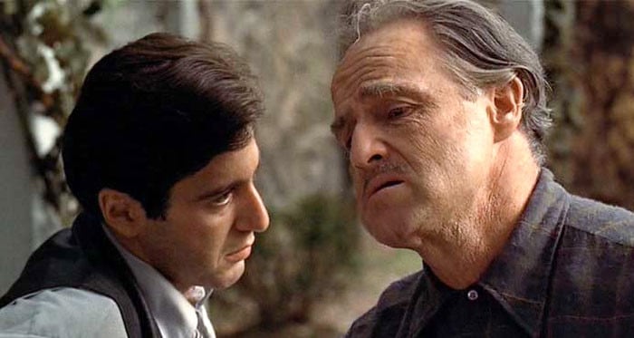 Al Pacino como Michael y el Don, Marlon Brando, en la escena clave que escribió Robert Towne (Paramount Pictures)