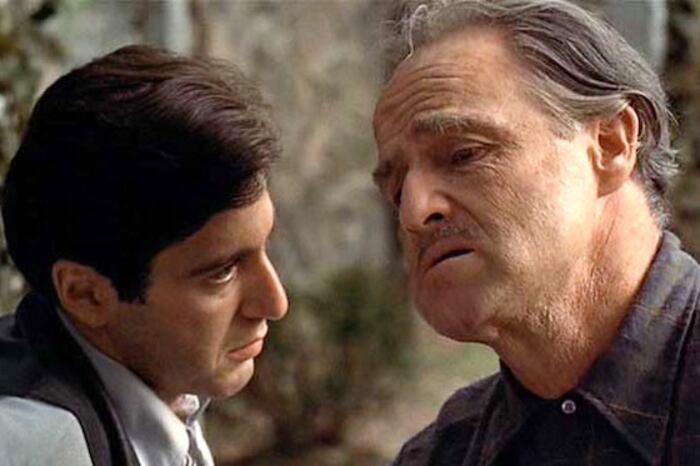 Al Pacino como Michael y el Don, Marlon Brando, en la escena clave que escribió Robert Towne (Paramount Pictures)