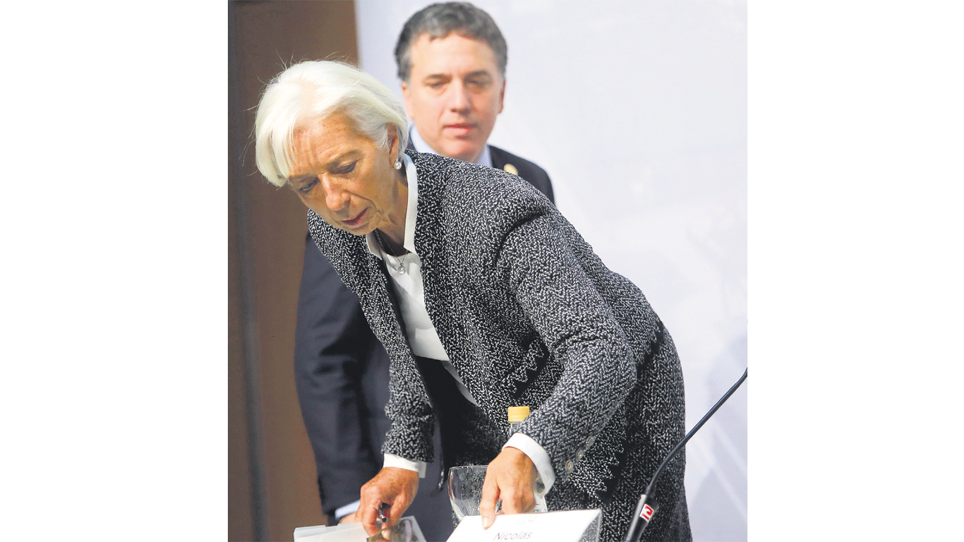 Nicolás Dujovne avanza con las medidas que exige Christine Lagarde desde el FMI.