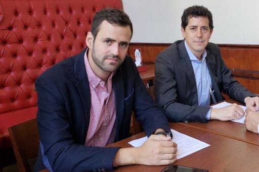 Emiliano Estrada junto a Wado de Pedro