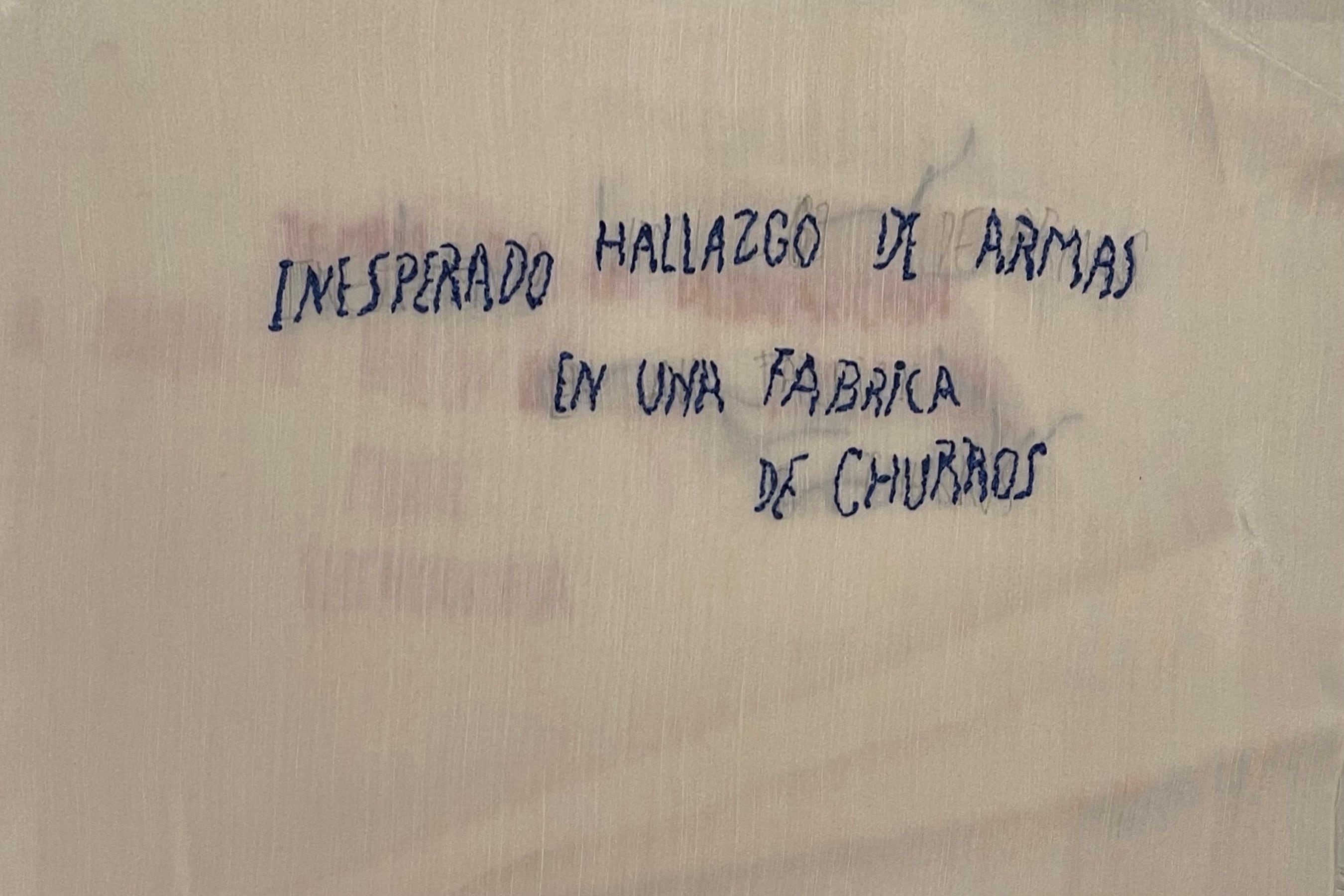 Nota policial bordada en hilo sobre seda, de Claudia del Río. Abajo: Obra de Millán y Bustos (detalle).