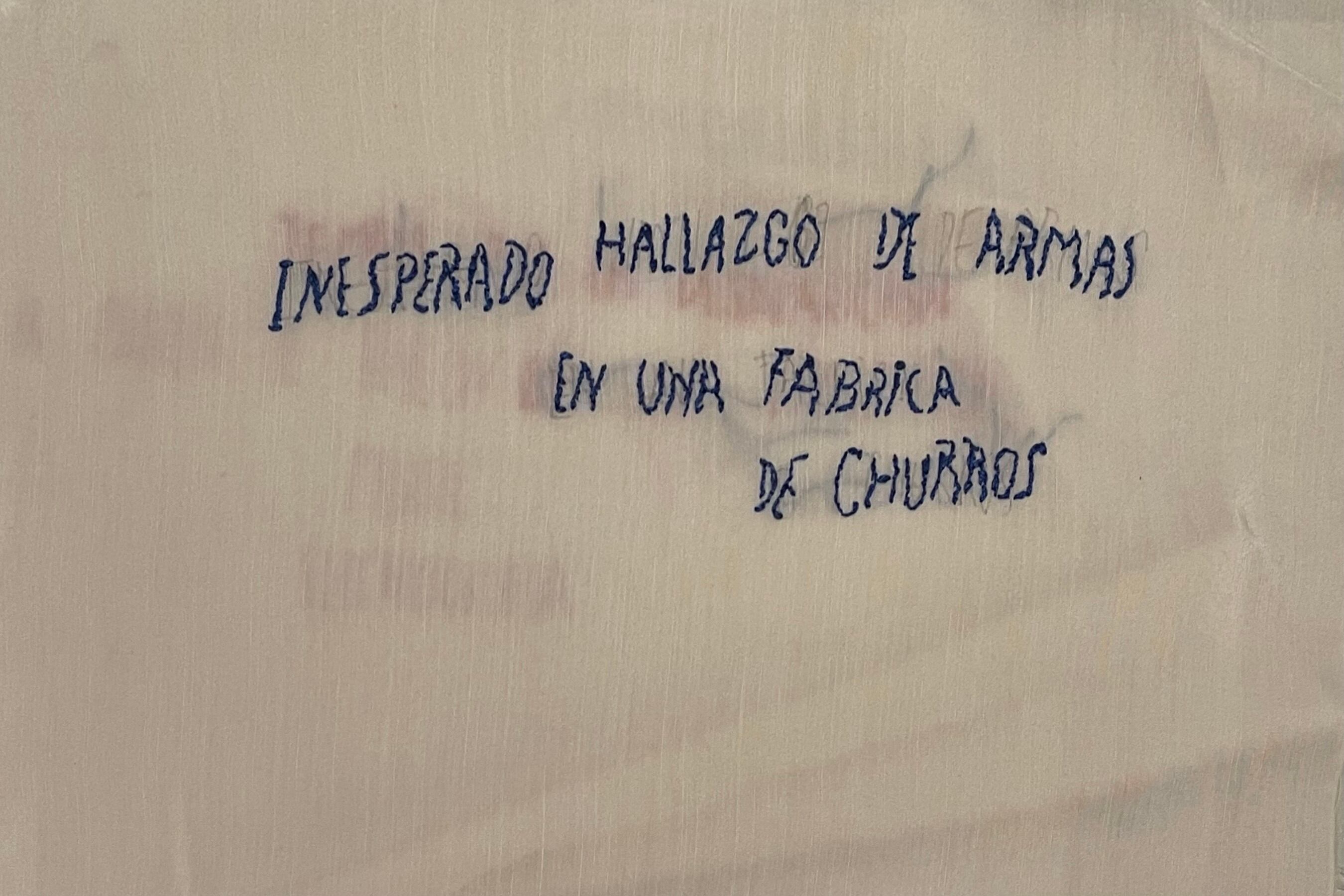 Nota policial bordada en hilo sobre seda, de Claudia del Río. Abajo: Obra de Millán y Bustos (detalle).