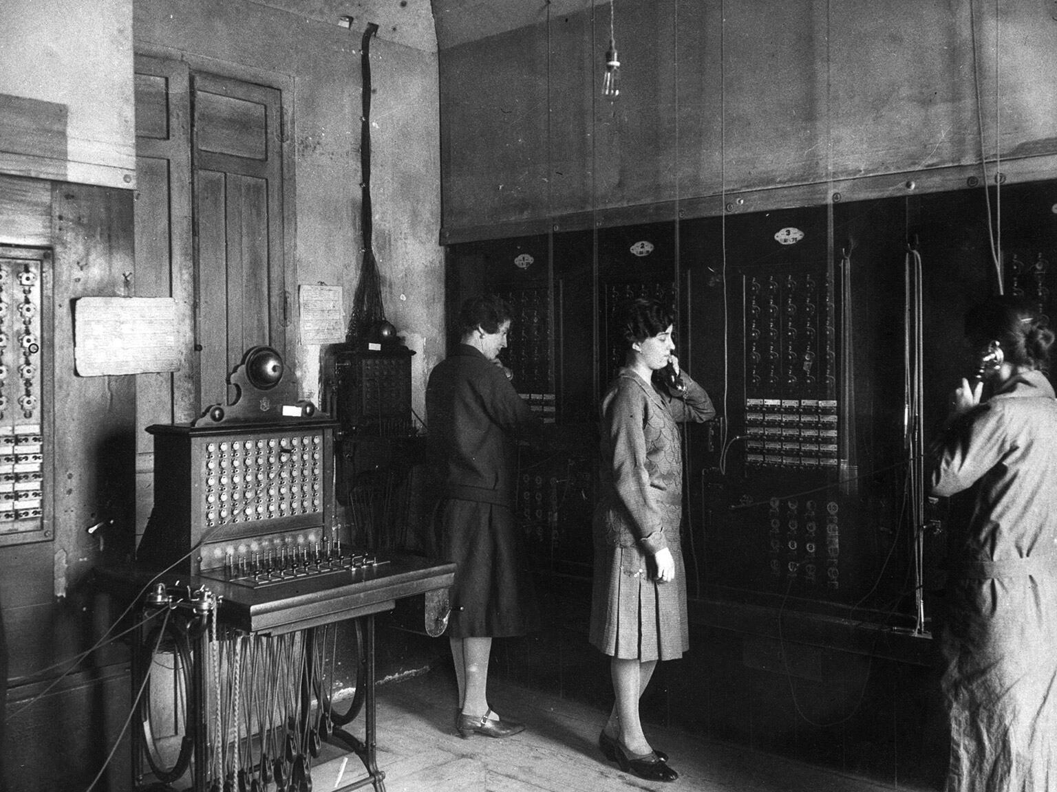 Las mujeres llegaron a ser mayoría entre los empleados de la Unión Telefónica a principios del siglo XX.