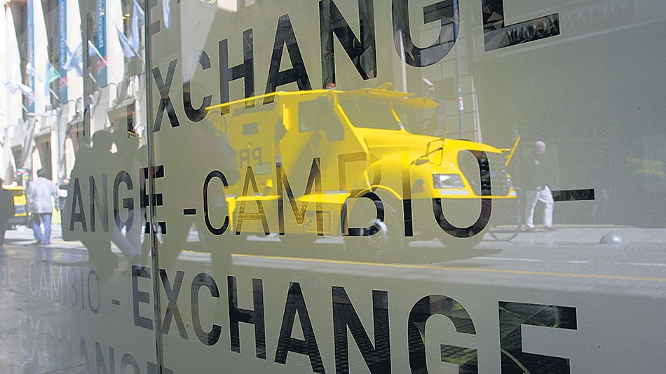 El precio del dólar escaló 35 centavos en una semana y llegó a un nuevo pico de 16,55 pesos.