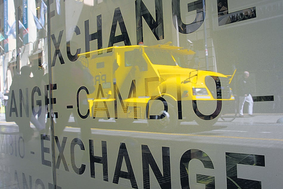 El precio del dólar escaló 35 centavos en una semana y llegó a un nuevo pico de 16,55 pesos.