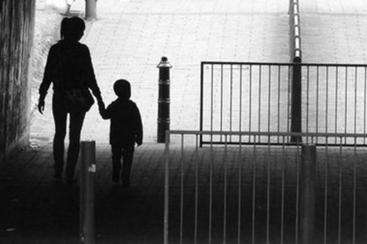 El cuidado de hijes se convierte en una carga exclusiva para ellas.