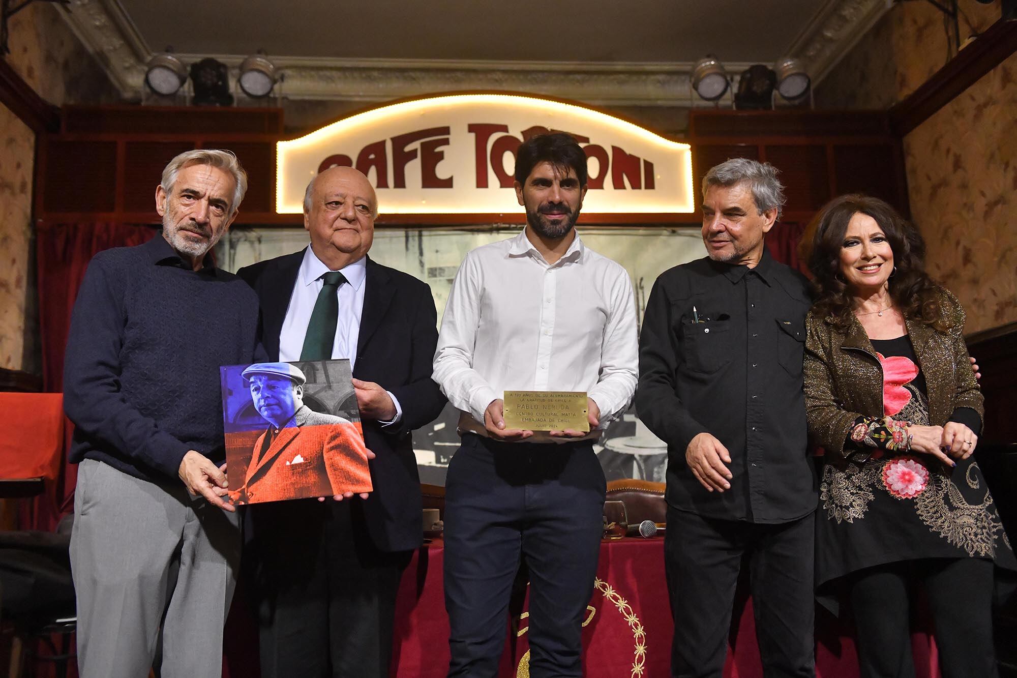 Imanol Arias, el embajador José Antonio Viera-Gallo, Nicolás Prado del Café Tortoni, el agregado cultural de Chile Alejandro Goic y Luisa Kuliok.
