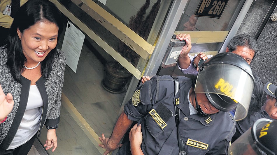 Keiko Fujimori tras una declaración judicial, un año antes de caer presa.