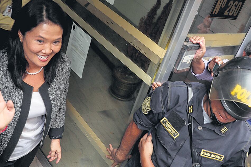 Keiko Fujimori tras una declaración judicial, un año antes de caer presa.