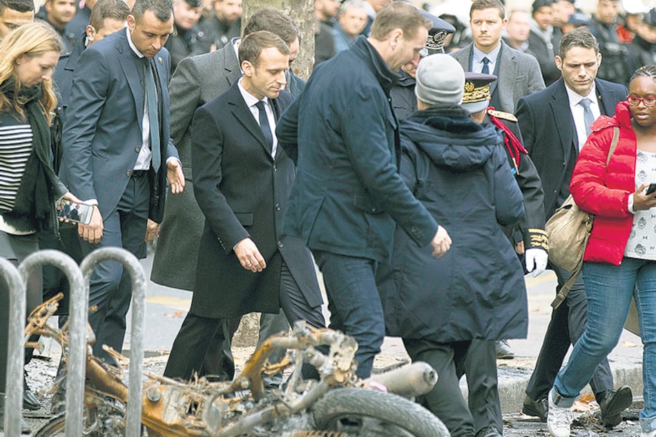Emmanuel Macron visitó ayer una de las zonas de los enfrentamientos, cerca de Champs Elysée.