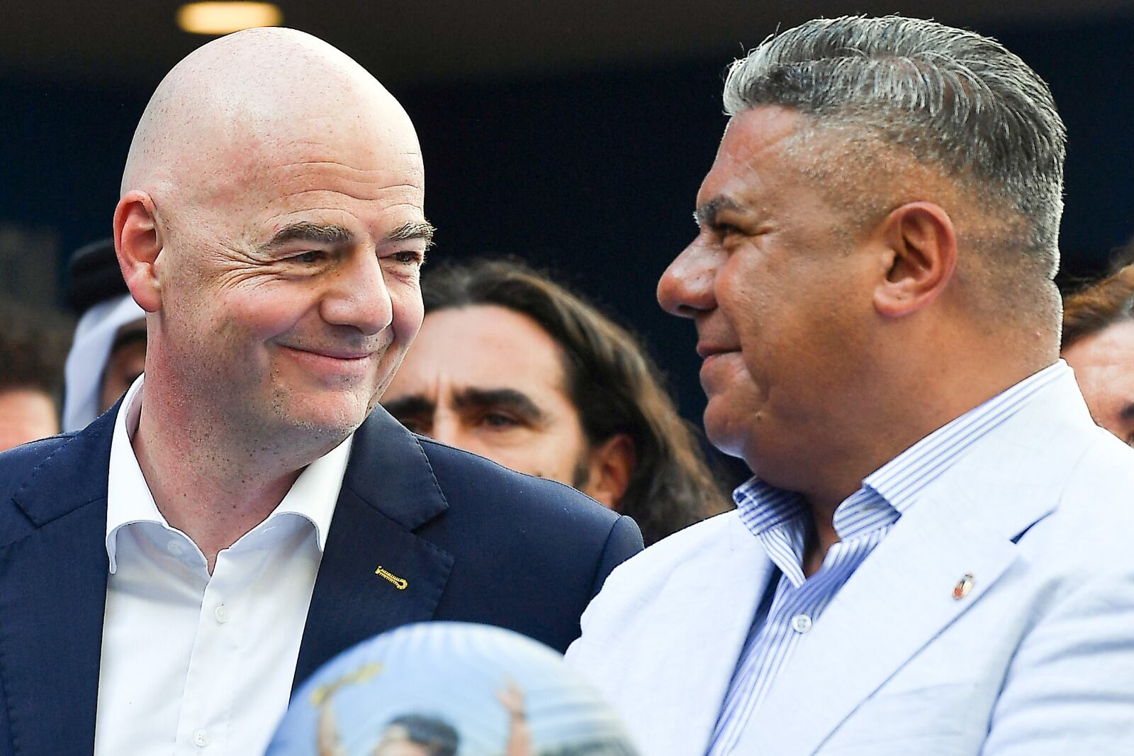 Gianni Infantino, presidente de la FIFA, y Claudio "Chiqui" Tapia, su par de la AFA, durante un homenaje a Maradona en pleno Mundial de Qatar