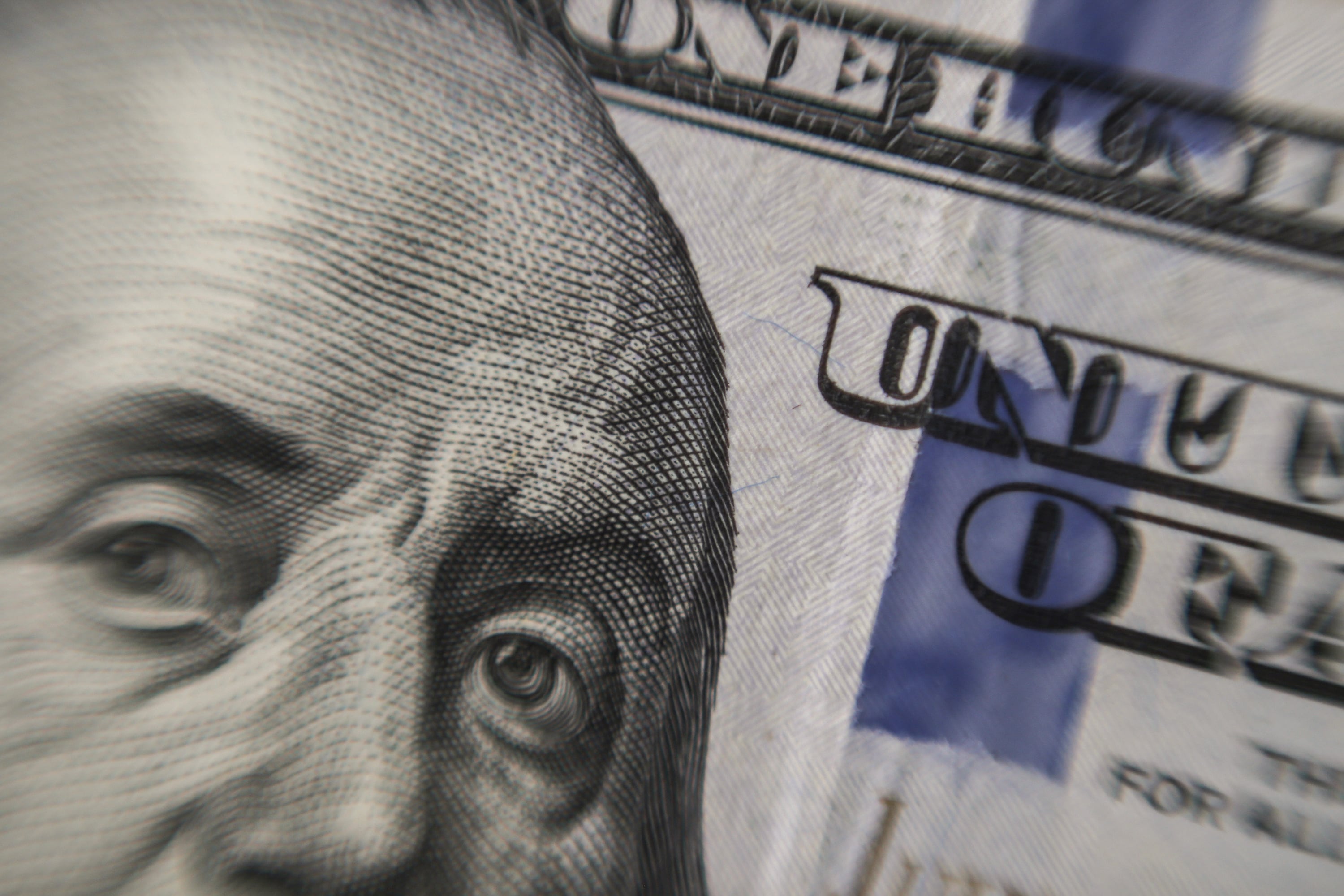 Hubo bajas de 10 pesos en las cotizaciones del dólar.