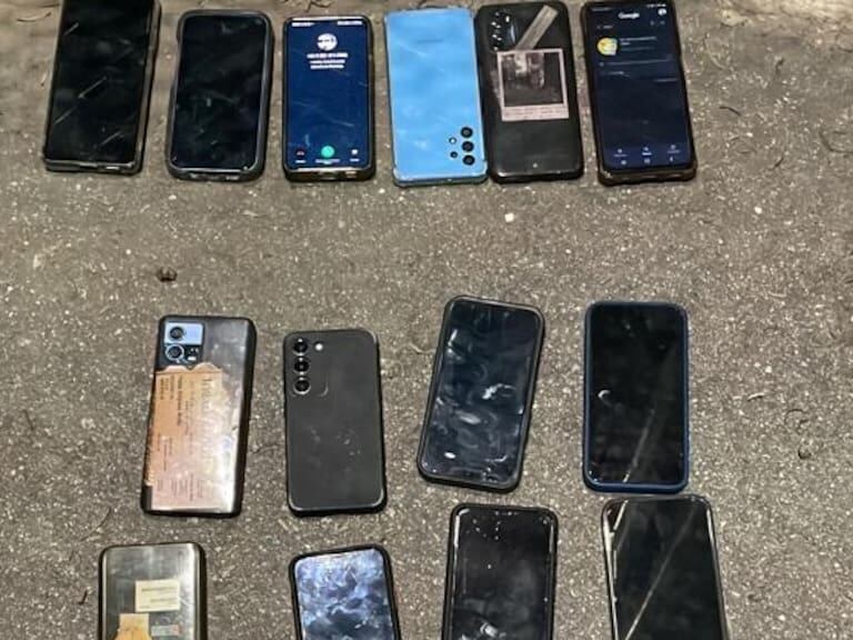 los cinco sospechosos fueron detenidos y en la requisa ante testigos, les incautaron 35 celulares