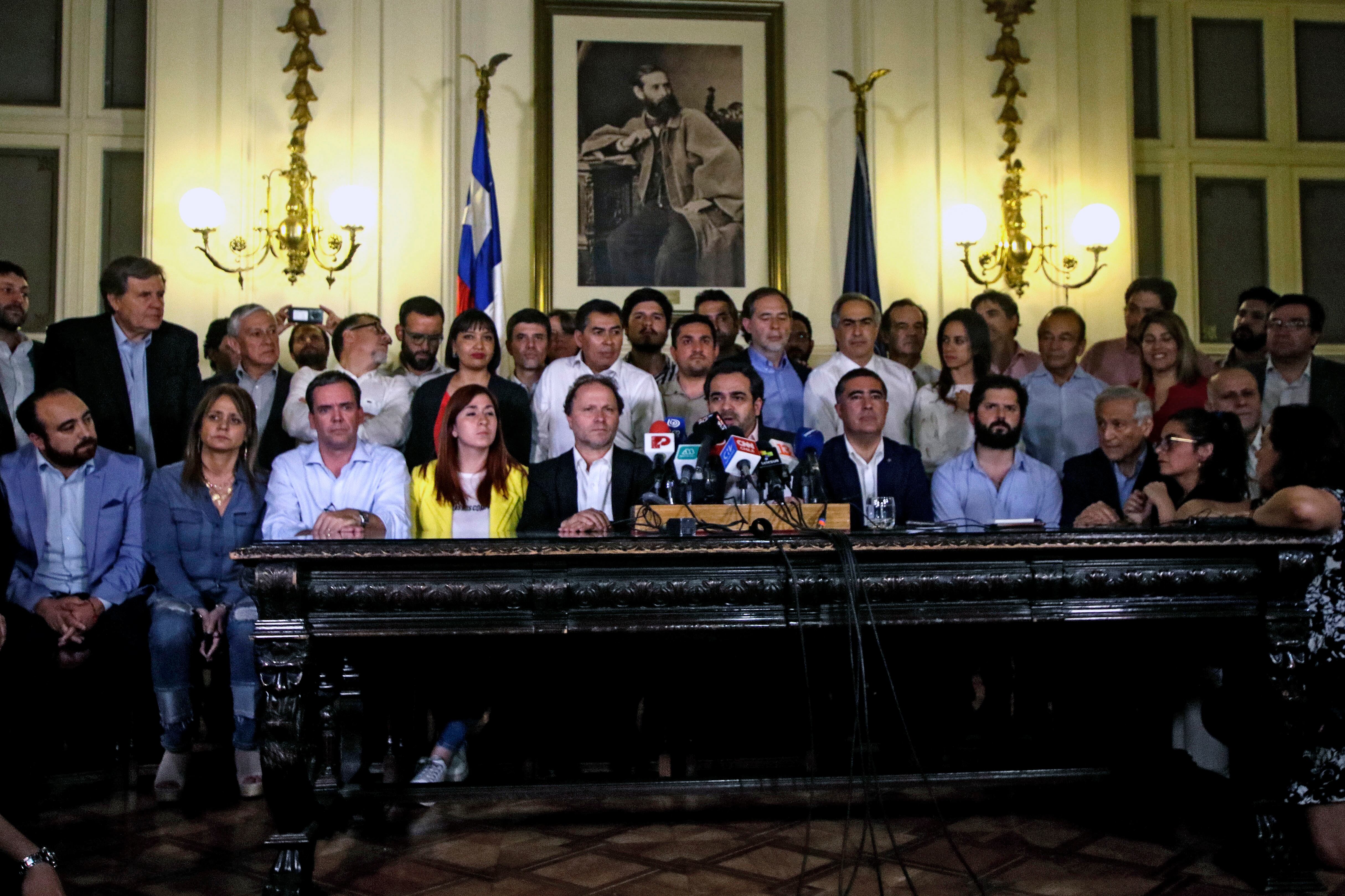 Legisladores chilenos anuncian la hoja de ruta constitucional.
