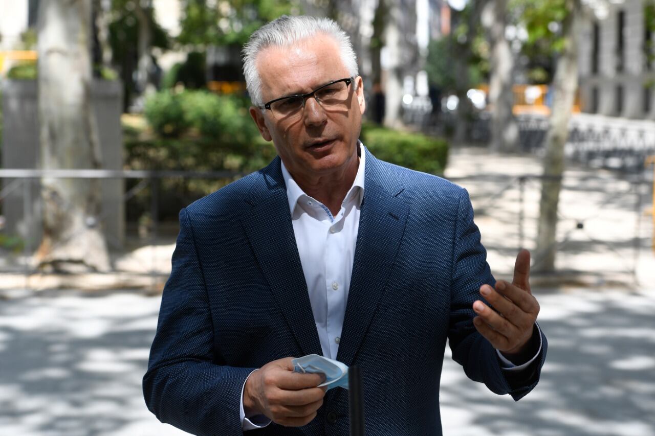 "Se podría decir que ocurre realmente en las películas de espías, pero es que esto no es una película de espías", dijo el ex juez Garzón al salir de la Audiencia Nacional.