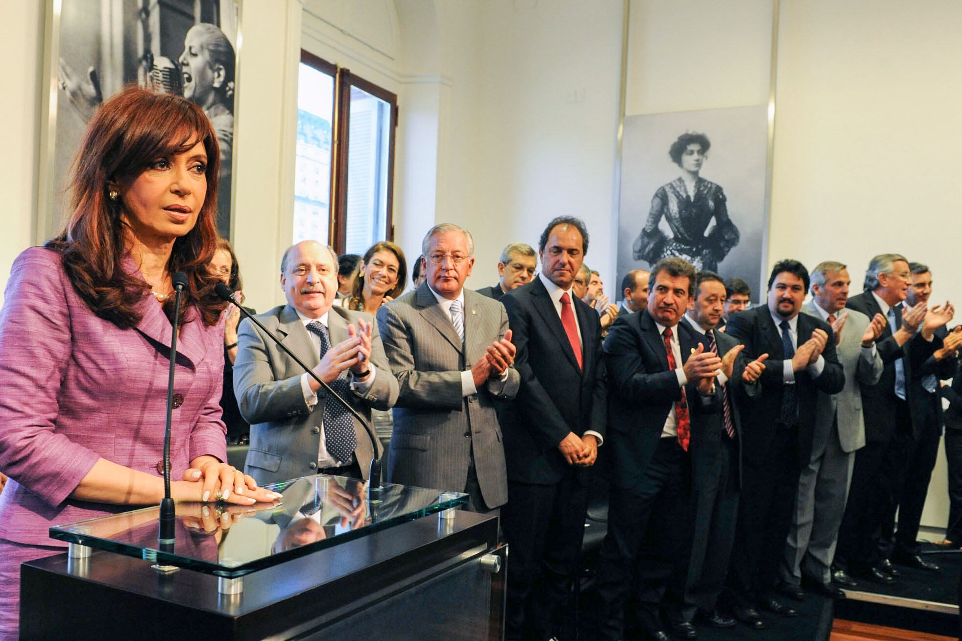 CFK, rodeaada de gobernadores, al anunciar la AUH. 