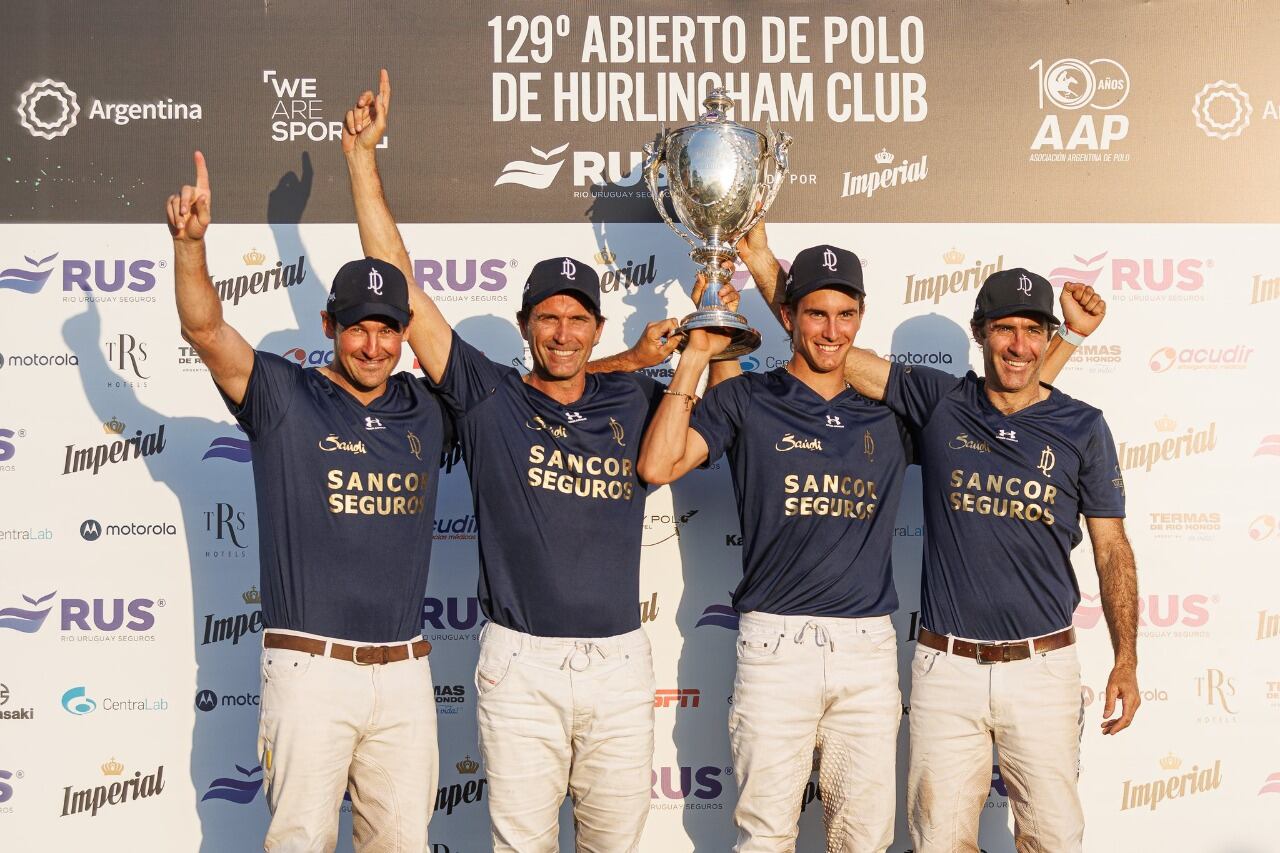 El campeón con la Copa en lo más alto