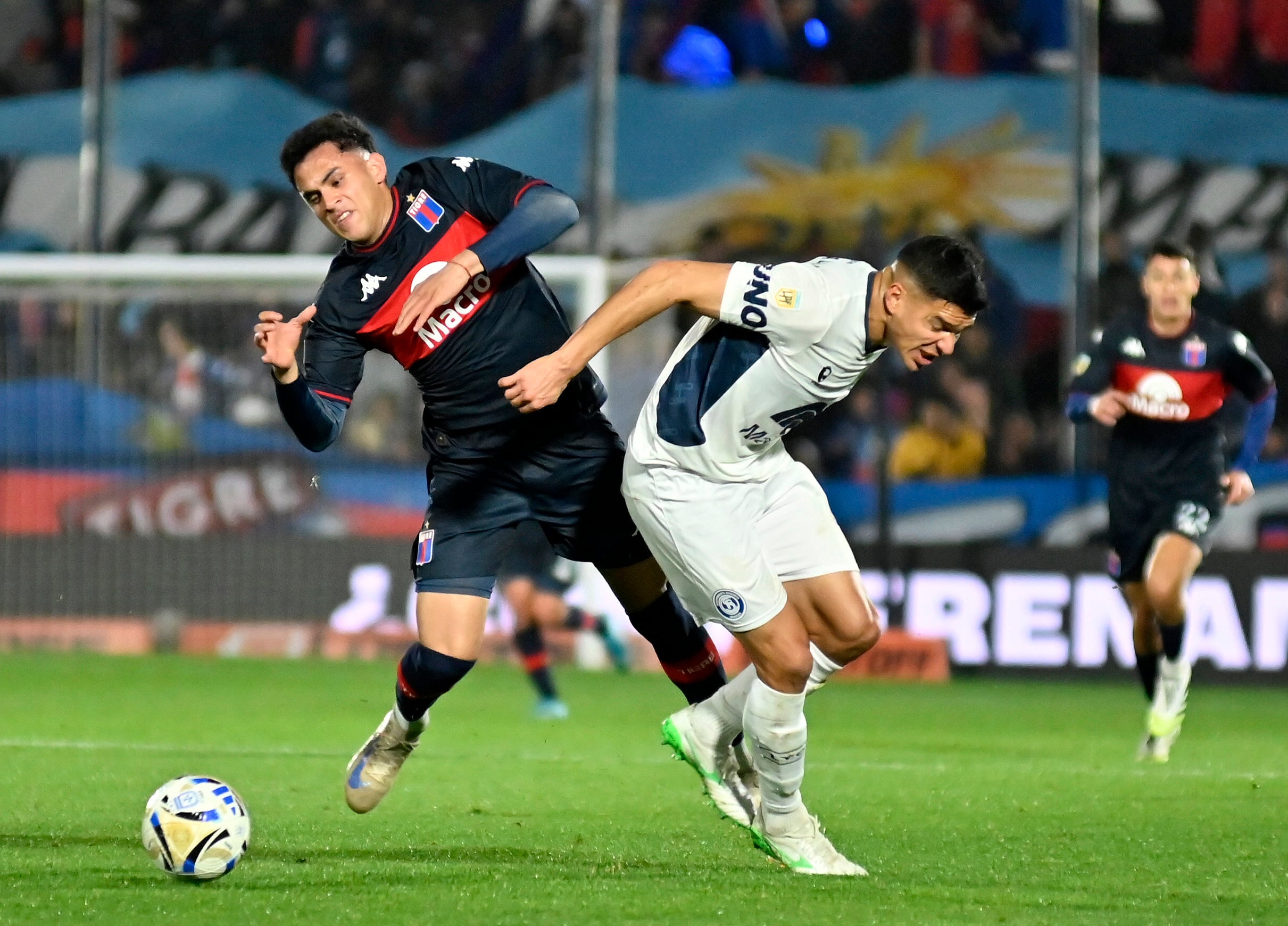 Una instantánea de lo que fue el duelo que acabó 1-1 en Victoria