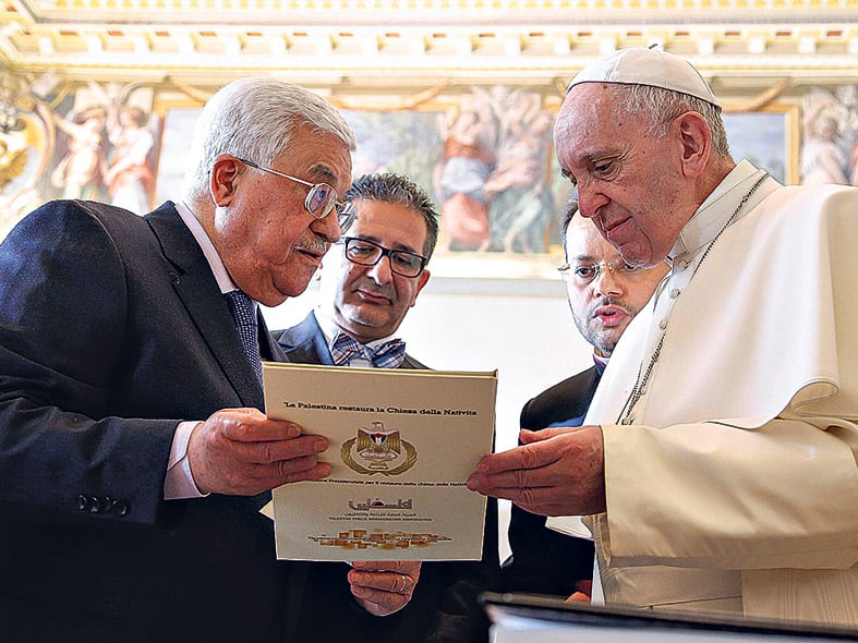 Abbas y el papa Francisco durante su audiencia privada en el Vaticano.