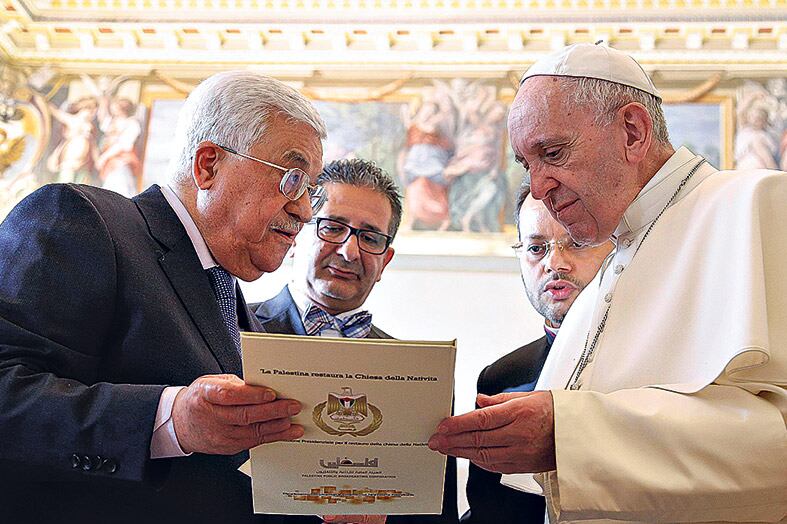Abbas y el papa Francisco durante su audiencia privada en el Vaticano.